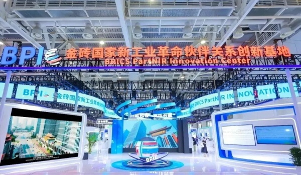 国礼新选择！汉印拍立得Z5S成为金砖会议上的“厦门名片”